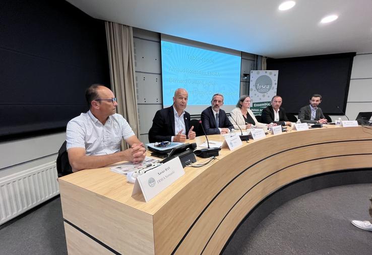 Arnaud Rousseau, Jean-Pierre Touzet, Anne-Maris Denis, Bernard Guillard ont débattu en public jeudi 3 septembre 2026 à Caen. Dans l'assistance, des responsables agricoles et quatre parlementaires : Pascal Allizard, sénateur du Calvados, le député caennais Joël Bruneau, la député de l'Orne Chantal Jourdan et la député du Havre Agnès Firmin-le Bodo.
