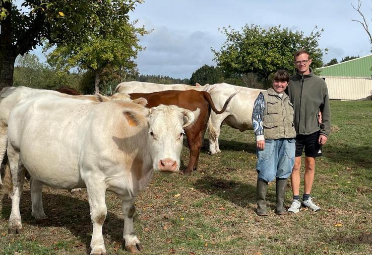 Lucie Duval et Gaëtan Marguerite élèvent 90 mères à 70 % en race Charolaise et le reste en race Angus.