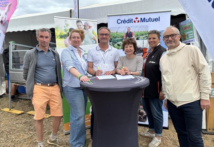 Michel Destouches, membre du CA du Crédit Mutuel (canton de La Haye-Pesnel), Emilie Jahu, responsable du marché agricole au Crédit Mutuel, Arnaud Martinet, président du Service de remplacement de la Manche, Sandrine Breton, administratrice de la Fédération du Crédit Mutuel, Emile Le Brun, responsable administrative du SR Manche, et Laurent Haguet, responsable départemental du Crédit Mutuel.