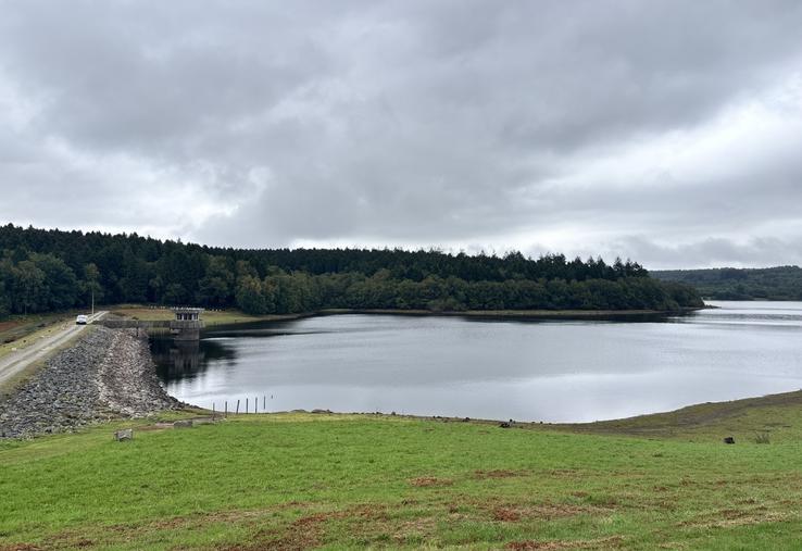 Le barrage du Gast, créé en 1986, va connaître une nouvelle phase de travaux pour augmenter sa capacité de stockage de 68 % afin de sécuriser l'alimentation en eau potable de part et d'autre du Calvados et de la Manche.