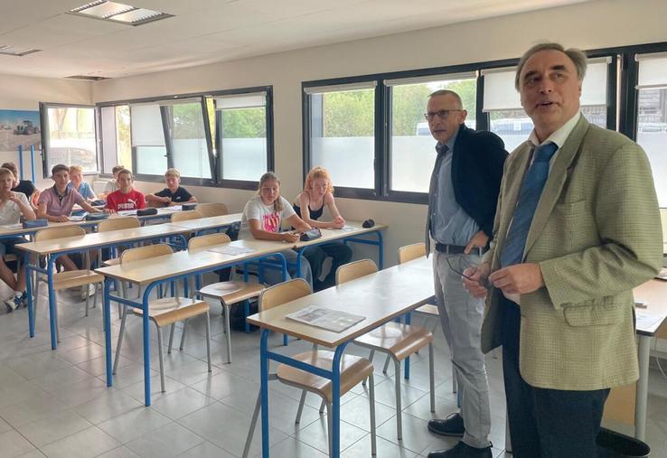 Sylvain Vedel, directeur de la Direction régionale de l'alimentation, de l'agriculture et de la forêt (à droite) et Thierry Bizeul, proviseur du Campus Terre & Avenir à Sées, ont salué une classe de bac professionnel.
