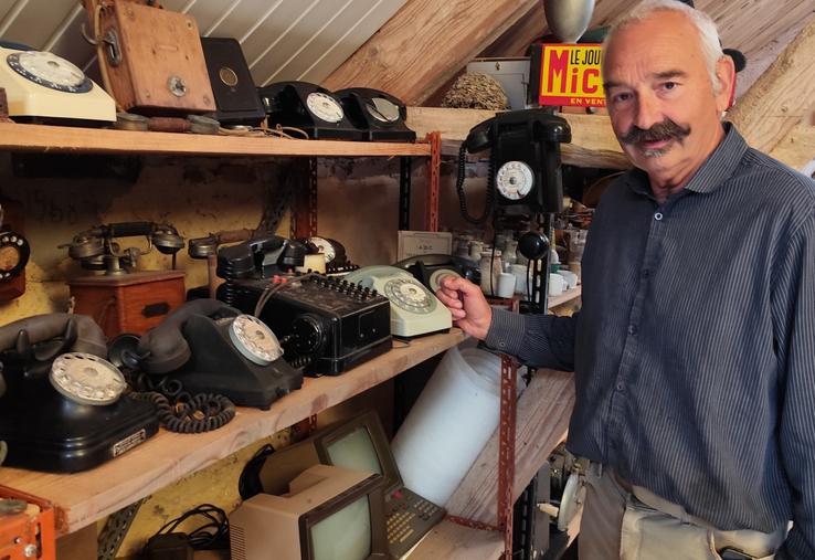 Une impressionnante collection de vieux téléphones. Aujourd'hui, les campagnes se battent parfois avec les zones. blanches tandis que le réseau cuivre est voué à disparaître.