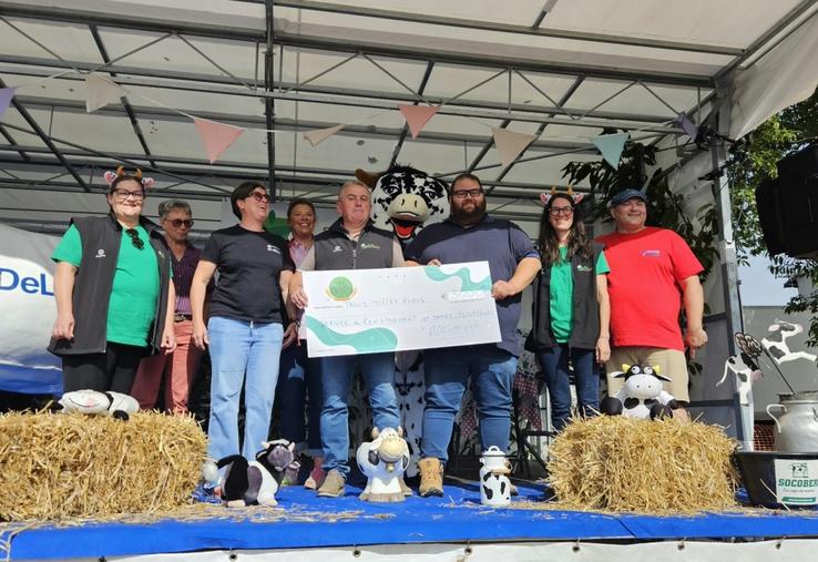 L'association Agri Night a remis un chèque de 3 000 € au Service de remplacement pour permettre aux agriculteurs de se faire remplacer le temps d'un week-end.