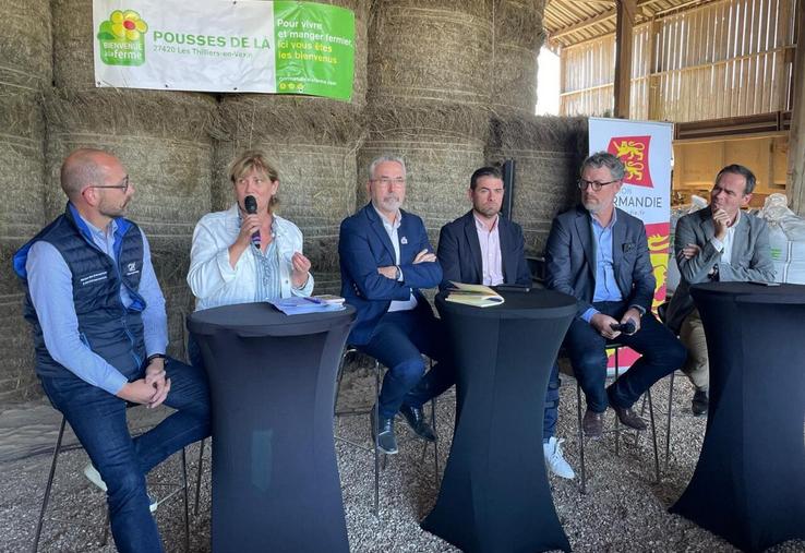 De gauche à droite : Olivier Malaval, responsable développement de l'agriculture au Crédit Agricole Normandie Seine ; Laurence Sellos, présidente d'Avi'Normandie ; Bruno Mousset, directeur général du pôle amont du groupe LDC ; Yannick Bessin, président de la Société normande d'ovoproduits ; David Cassin, directeur communication et affaires publiques chez Sanders et François Bloc, directeur des Éleveurs de la Charentonne.