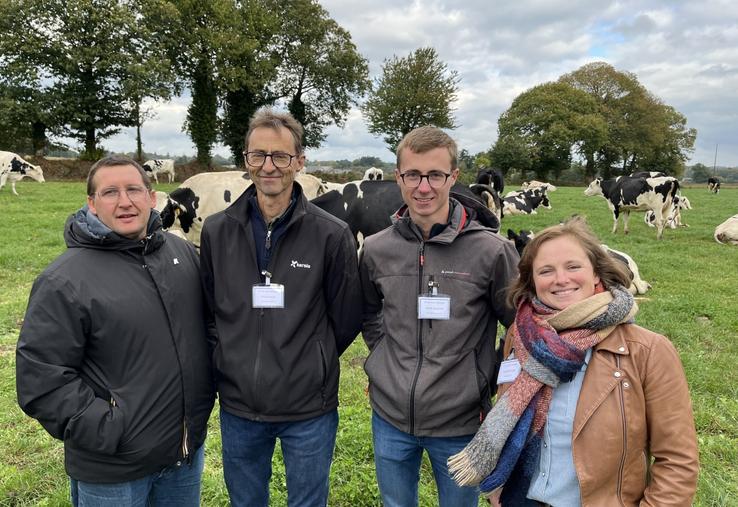 Xavier et Baptiste Piron, éleveurs à Parigné, entouré de Sébastien Frenoux, président de la SAS Ouest lait prod, et Aude Gaillard, présidente de l'OP Lait Baie & Bocage.