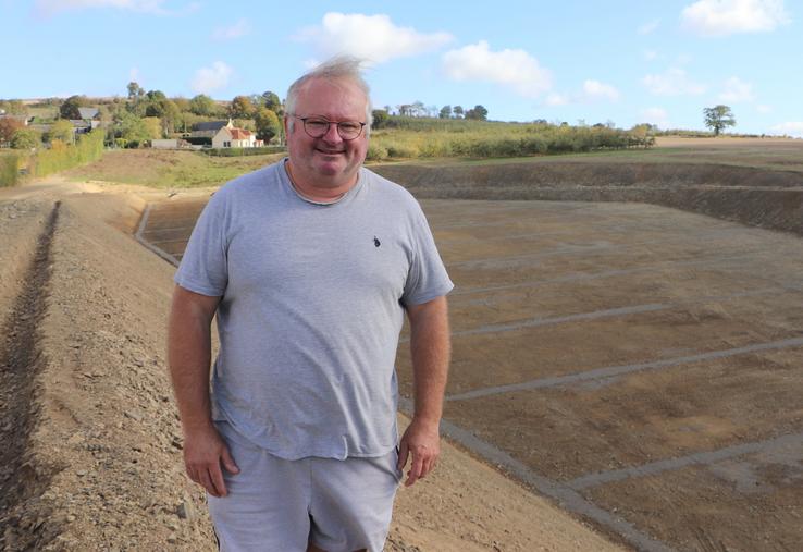 "Il faut s'adapter aux aléas climatiques", clame Samuel Courvallet, exploitant et maire de la commune de Pierrefitte-en-Cinglais. Il a engagé un projet de retenue collinaire, mais le stockage des eaux hivernales divise en local.