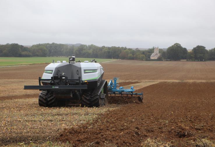 La série 7 du robot Agbot (marque AgXeed) peut être équipée d'un outil allant jusqu'à 18 m avec ses 230 ch. L'autonomie court jusqu'à 24 heures.