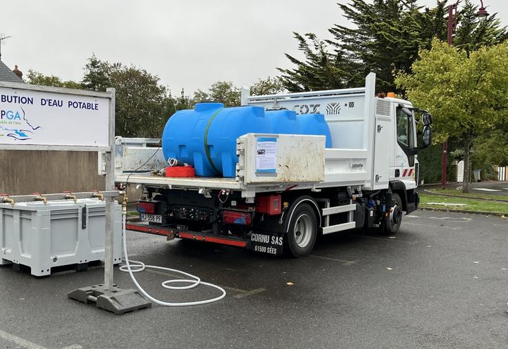 Installé sur la place de la mairie de Carolles, le camion-citerne a permis de fournir de l'eau aux habitants.
