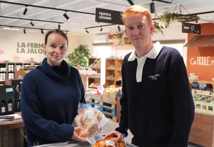 Charlotte et Julien Vauquelin ont concrétisé un rêve partagé en 2026 : lancer un atelier volailles, créer un magasin fermier et transformer leur production. "C'est agréable de rien devoir à personne. On travaille beaucoup plus qu'avant, mais on fait ce que l'on aime", clament-ils en cœur. 