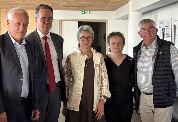Jean-Luc Lerouxel, vice-président de Saint-Lô Agglo, Philippe Brugnot, secrétaire général de la préfecture de la Manche, Marie-Pierre Fauvel, maire de Saint-Jean-d'Elle et son adjoint, Michel Hervieux, Virginie Chanroux, responsable du service eau potable et assainissement de l'agglo.
