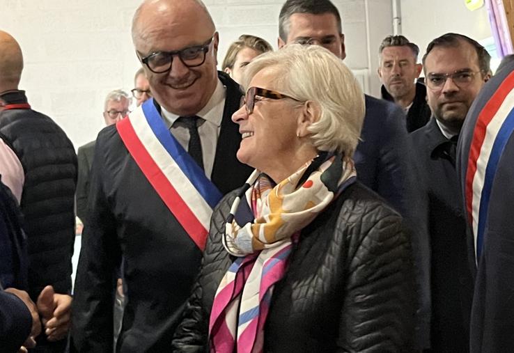 Catherine Vautrin, ministre de la Défense, a fait un détour au Congrès des maires. "je me suis un peu invitée", confie celle qui se sent des leurs. Elle a été élue six fois dans un conseil municipal.