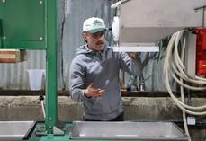 Romain Jamet suit le parcours d'aide à l'installation jeunes agriculteurs. Il utilise un pressoir à baquet pour la transformation de ses pommes.