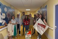 Le Dr Walid Sakr a accueilli les JA venus distribuer des chocolats aux enfants de l'hôpital de Flers.