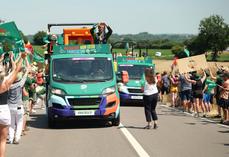 La caravane s'est élancée deux heures avant les coureurs lors de l'étape 6, allant de Bayeux à Vire.