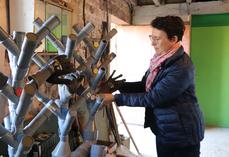 Honorine Lefrançois, de la ferme de l'Ormeline à Moulines, a mis en place un séchoir à gants évolutif sur sa ferme. Grâce à un moteur de VMC d'occasion, elle souffle de l'air dans tes tubes de plomberie (en PVC).
