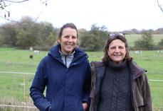 La transmission de Virginie Sartorio à sa fille, Axelle, engage une redéfinition technique du système, où le lait et le cheval cohabitent dans une logique durable et herbagère.