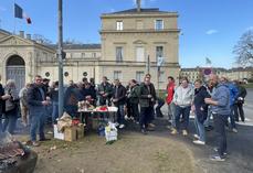 Une trentaine d'agriculteurs a fait le déplacement du Calvados, de la Manche et de l'Orne pour manifester contre le Mercosur et la taxe carbone, vendredi 14 novembre à midi.