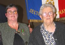 Sandrine au bras de sa maman : "tu fais partie de ces femmes qui ont trait à la main avant de partir à la maternité. Tu fais partie de ces femmes aussi qui ont donné beaucoup pour les autres".