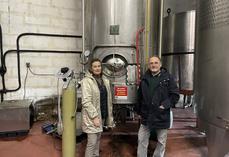 Sophie De Gibon, conseillère régionale, a visité l'atelier du domaine des 5 autels avec Jean-René Pitrou. La cuve qui se trouve derrière eux a la spécificité d'être thermorégulée.