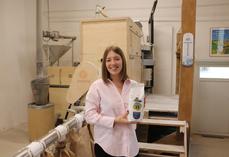 Valentine Amette, céréalière et meunière entre l'Orne et le Calvados, s'est associée avec la marque Heula pour le nouveau design de ses paquets de farine. "Valentine m'a plu parce qu'elle est à la fois issue du monde agricole et, en même temps, elle est complètement dans le monde actuel. Elle est moderne", constate Sylvain Guichard-Bichicchi, illustrateur de la marque.