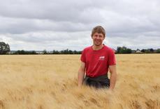Alban Brehon, nouveau président des Jeunes agriculteurs du Calvados, est plus que jamais épanoui sur sa ferme, deux ans après son installation. La tête sur les épaules, mais bel et bien les pieds au champ et les mains à la traite.