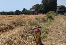 À proximité du champ, le temps de la moisson, l'agriculteur a positionné un extincteur.