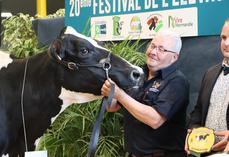 Thierry Chanu, organisateur du festival de l'élevage depuis vingt ans et éleveur très investi du secteur, a remporté le prix de la meilleure laitière avec Livigne 2C.