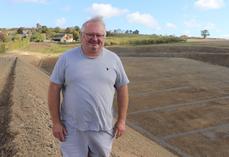"Il faut s'adapter aux aléas climatiques", clame Samuel Courvallet, exploitant et maire de la commune de Pierrefitte-en-Cinglais. Il a engagé un projet de retenue collinaire, mais le stockage des eaux hivernales divise en local.