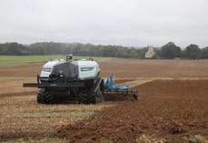 La série 7 du robot Agbot (marque AgXeed) peut être équipée d'un outil allant jusqu'à 18 m avec ses 230 ch. L'autonomie court jusqu'à 24 heures.