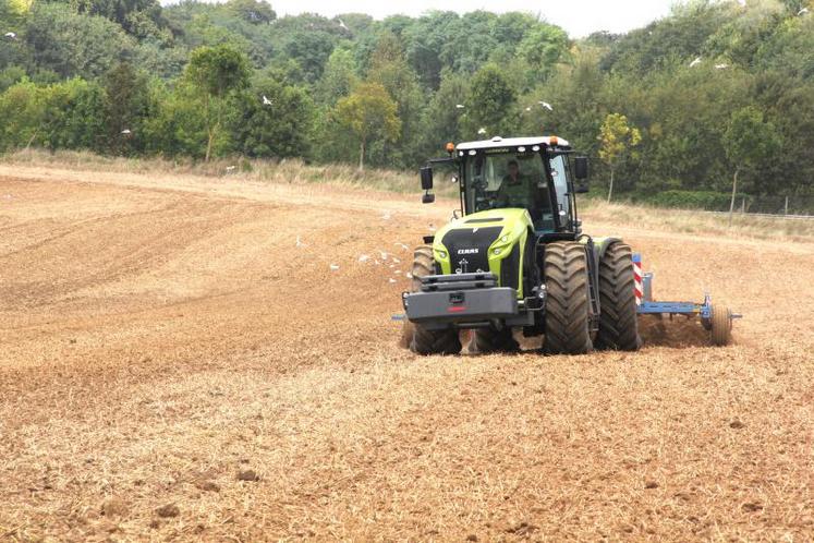 Malgrè son poids de 15 tonnes, la marche en crabe du Xerion limite le tassement du sol.