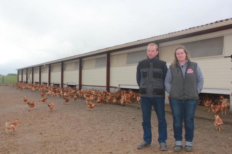 Armand et Nathalie Bidault sont installés à Courgeon (61). L’arrivée de Nathalie sur l’exploitation s’est accompagnée de la création d’un atelier volailles en label rouge. Son mari s’occupe de l’élevage allaitant. L’exploitation ne compte plus de cultures et est passée en 100 % herbe.