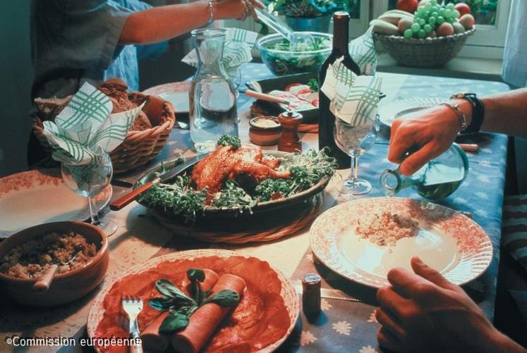 Céline Lainey (chargée de mission au Centre d’études et de prospectives du ministère de l’Agriculture) rappelle la place prépondérante de la gastronomie en France et met en évidence les tendances émergentes et les ruptures possibles, susceptibles de modifier le modèle alimentaire français.