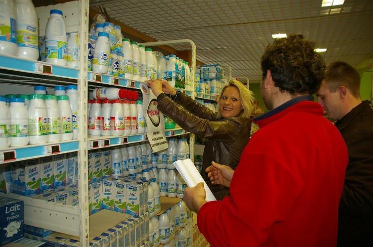 Opération stickage sur les produits Lactalis samedi dernier du côté de Vire. 