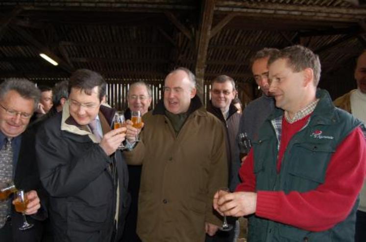 Dominique Bussereau lève son verre à la santé de l'agriculture manchoise et normande.