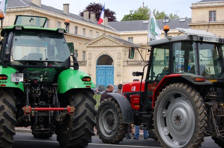 Après avoir cerné la préfecture, le cortége a défilé dans les rues de Caen.