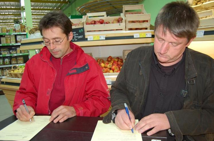 Alain Delangle et Loïc Ducloué sont les deux premiers agriculteurs de Normandie à signer leur formulaire d’adhésion à Bio Cohérence et s’imposent donc des règles plus strictes. La démarche ne se limite pas à une marque. “C’est une démarche de progrès avec des réflexions techniques”, justifient les deux producteurs.(DR)