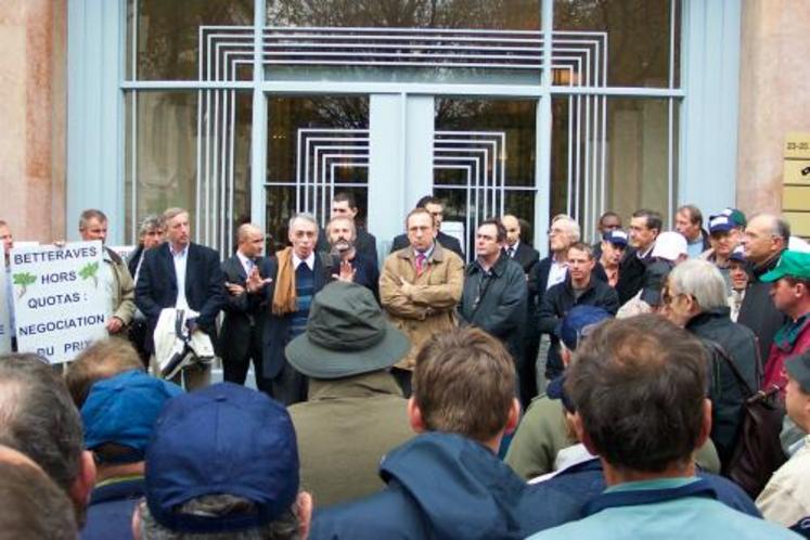 Lundi dernier devant le siège de St-Louis Sucre à Paris, 200 planteurs de betteraves venus de toute la France ont exprimé leur mécontentement. Une action qui pourrait se durcir dans les prochains jours en fonction des réponses de l’industriel.