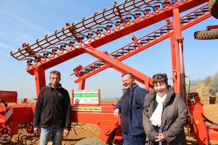 Denis et Elise Giffard avec leur employé, Christophe Deschamps, devant l’aligneuse en position route.