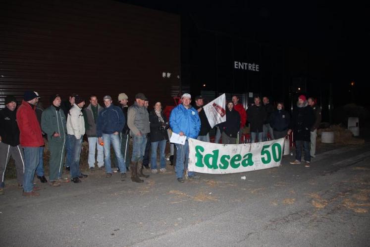 Dès 4 h, ce vendredi, la FDSEA et les JA de la Manche envahissaient les parkings de nombreuses GMS pour protester contre la hausse des charges, non répercutés sur les prix à la consommation.