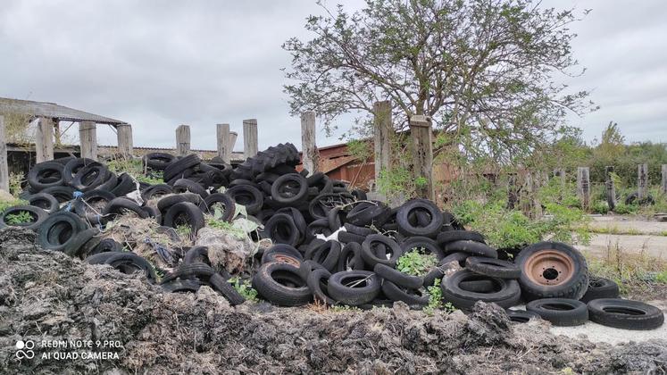 PNEUS USAGÉS DANS EXPLOITATION - RECYCLAGE