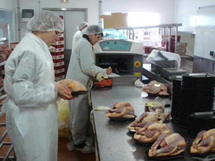 Cinq personnes sont nécessaires pour produire 600 barquettes à l’heure. Une première à la découpe,
une seconde à la poêle, une troisième met la viande et les légumes, une quatrième met les autres légumes et la sauce, et une cinquième ferme le pot.