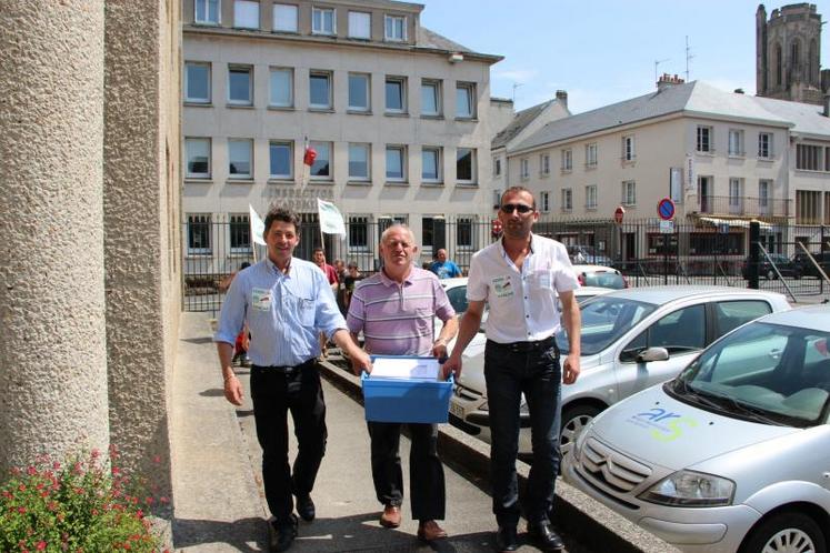 Jean-Michel Hamel (secrétaire général), Fabrice Heudier (président section viande bovine), Sébastien Amand (président de la FDSEA), soulignent, “Pour la ferme Manche, la perte globale s’établit à 84 000 euros au minimum”.