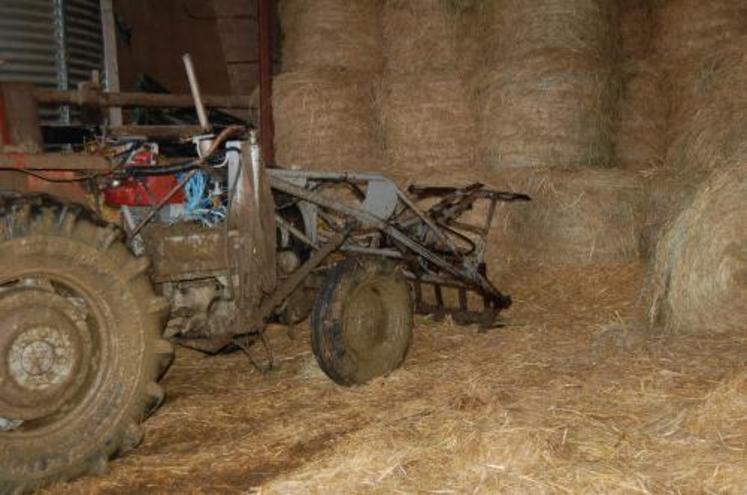 Un tracteur d’un autre âge. Tous les investissements de la ferme ont été stoppés.