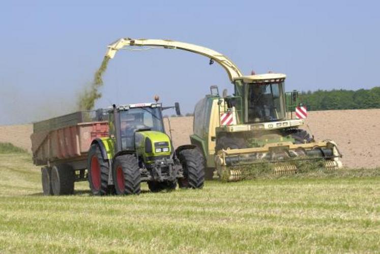 Nombre d’éleveurs laitiers ont introduit de l’ensilage d’herbe dans leur ration hivernale.