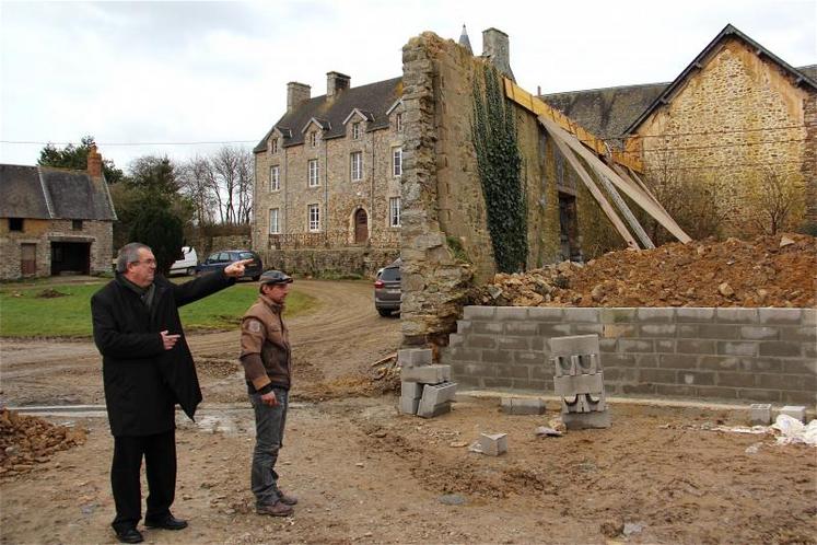 Jean-Louis Delahaye (chef de service à la SAFER Basse-Normandie) semble indiquer à Jean-Roger Gauvain (futur associé du GAEC du Goutheau) la direction à suivre. Cette opération est presque un modèle du genre : portage temporaire de foncier, placement financier pour un investisseur désireux de diversifier son capital, installation d’un jeune sur une structure de 60 ha, consolidation d’un GAEC sans oublier la sauvegarde et la mise en valeur d’un bâti historique. 