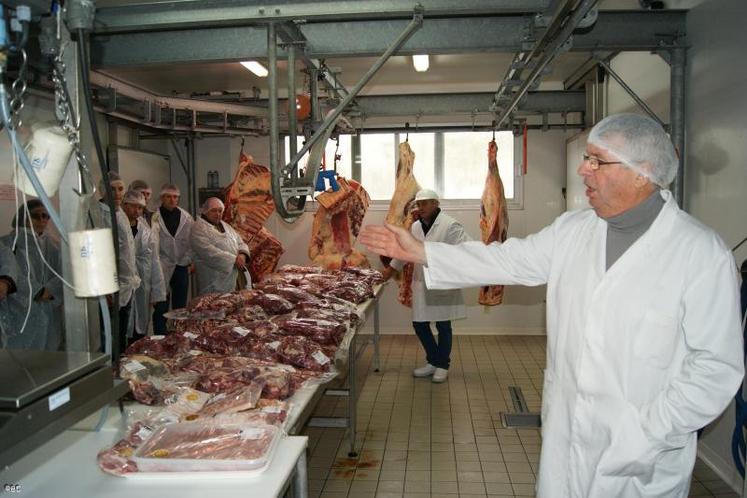 Visite des ateliers de “La Chaiseronne”, où se tenait l’assemblée générale. 220 tonnes de bovins sont transformés chaque année.