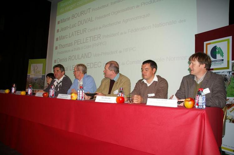 A l’occasion de la table ronde, il a beaucoup été question aussi d’agriculture biologique. L’AB, de part son très haut niveau de technicité, peut apporter sa contribution dans la conduite d’un verger traditionnel plus économe en intrants. 