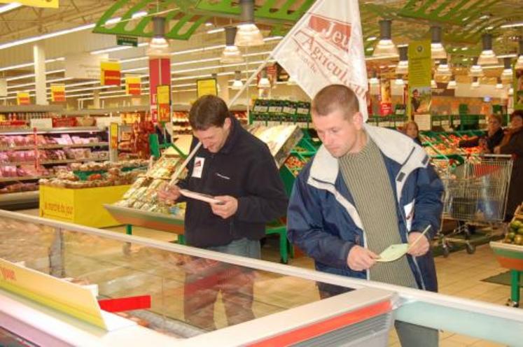 Contrôles des rayons pour surveiller les prix et regarder la présence d’éventuelles marchandises étrangères.