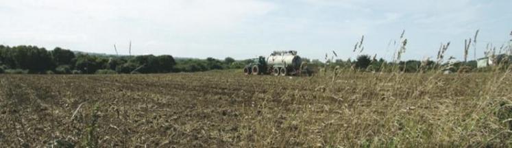 L’agriculteur qui épand sur ces champs des boues produites par les installations d’assainissement 
non collectifs doit se faire agréer au préalable auprès des services de la préfecture.