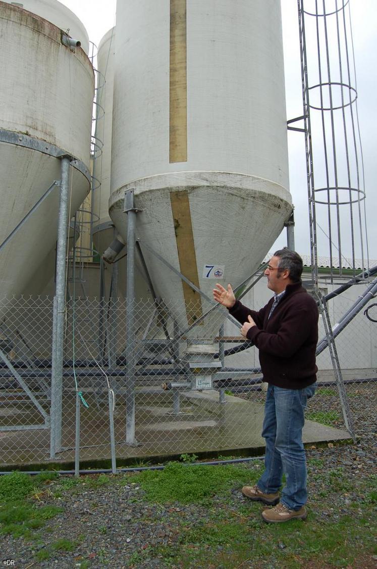 Comme tous les producteurs de porc, les factures d’aliments de Christophe Couillard ont flambé après l’accalmie de 2009. L’éleveur s’interroge donc sur la stratégie à adopter lors de ses achats. (DR)